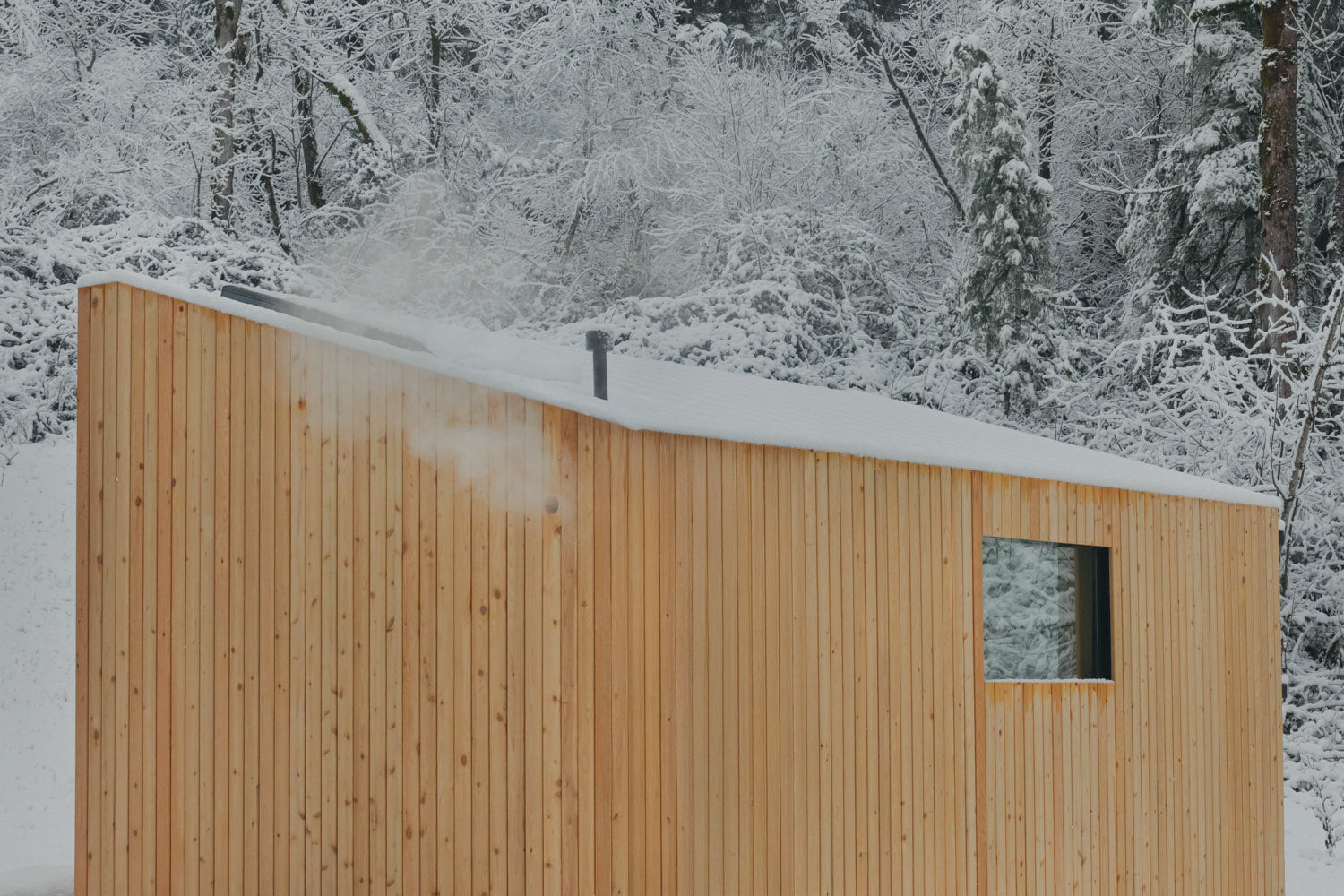 How to Make Your Cabin Completely Off-Grid: Power, Water, and Heat Solutions